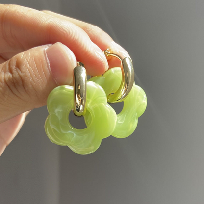 Gouden Bloem Oorbellen - Aurisel - Fijn Hangend Design - Elegante Cadeau Sieraad